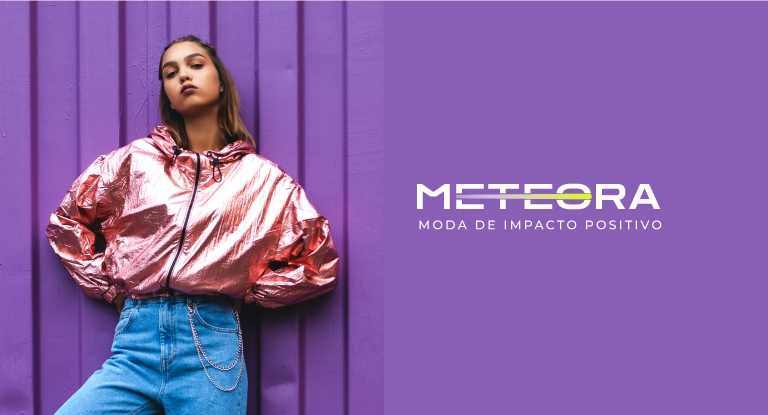 modelo feminina vestindo blusa rosa fluorescente em fundo lilás